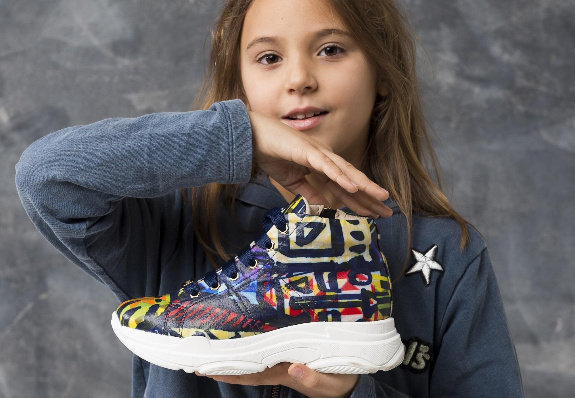 Young model presenting a colourful RIPRESA sneaker